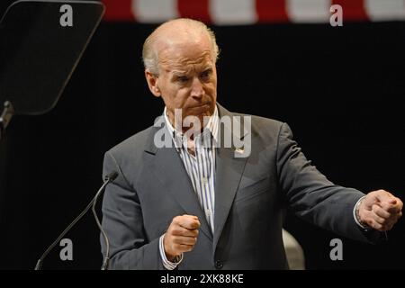 Tamarac, Vereinigte Staaten Von Amerika. September 2012. TAMARAC, FL - SEPTEMBER 28: US-Vizepräsident Joe Biden spricht während einer Kampagnenveranstaltung an Kings Point. Biden setzt seinen landesweiten Wahlkampf vor den Parlamentswahlen fort. Am 28. September 2012 in Tamarac, Florida. Personen: Joe Biden Kredit: Storms Media Group/Alamy Live News Stockfoto