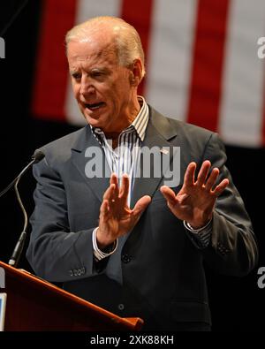 Tamarac, Vereinigte Staaten Von Amerika. September 2012. TAMARAC, FL - 28. SEPTEMBER: US-Vizepräsident Joe Biden spricht während einer Kampagne im Kings Point Palace Theater am 28. September 2012 in Tamarac, Florida People: Joe Biden Credit: Storms Media Group/Alamy Live News Stockfoto