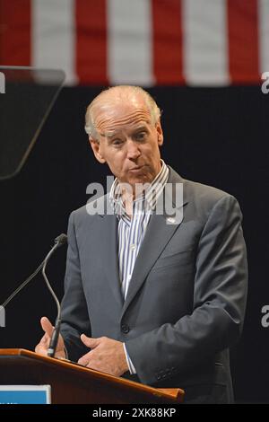 Tamarac, Vereinigte Staaten Von Amerika. September 2012. TAMARAC, FL - SEPTEMBER 28: US-Vizepräsident Joe Biden spricht während einer Kampagnenveranstaltung an Kings Point. Biden setzt seinen landesweiten Wahlkampf vor den Parlamentswahlen fort. Am 28. September 2012 in Tamarac, Florida. Personen: Joe Biden Kredit: Storms Media Group/Alamy Live News Stockfoto