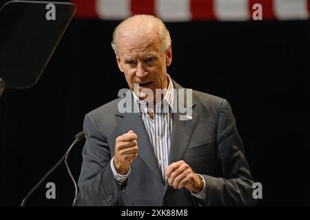 Tamarac, Vereinigte Staaten Von Amerika. September 2012. TAMARAC, FL - SEPTEMBER 28: US-Vizepräsident Joe Biden spricht während einer Kampagnenveranstaltung an Kings Point. Biden setzt seinen landesweiten Wahlkampf vor den Parlamentswahlen fort. Am 28. September 2012 in Tamarac, Florida. Personen: Joe Biden Kredit: Storms Media Group/Alamy Live News Stockfoto