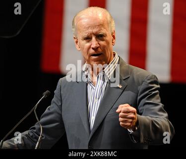 Tamarac, Vereinigte Staaten Von Amerika. September 2012. TAMARAC, FL - 28. SEPTEMBER: US-Vizepräsident Joe Biden spricht während einer Kampagne im Kings Point Palace Theater am 28. September 2012 in Tamarac, Florida People: Joe Biden Credit: Storms Media Group/Alamy Live News Stockfoto