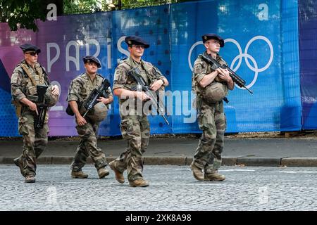 Paris, Frankreich. Juli 2024. Französische Soldaten patrouillieren am Sonntag, 21. Juli 2024 in der Nähe des Trocadéro-Palastes in Paris. Die Eröffnungszeremonie findet am 26. Juli statt, 100 Jahre nach dem letzten Austragungsort der Spiele in Paris. Foto: Richard Ellis/UPI Credit: UPI/Alamy Live News Stockfoto