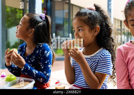 Drei Frauen mit Rasse essen in der Schule zu Mittag Stockfoto