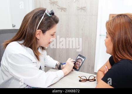 Dermatologe plant die Applikation von Botulinumtoxin bei einer mittleren Patientin. Ästhetische Medizin. Stockfoto