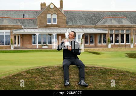 Troon, South Ayrshire, Schottland, Vereinigtes Königreich. 21. Juli 2024; Royal Troon Golf Club, Troon, South Ayrshire, Schottland; Open Championship Final Round; Xander Schauffele küsst den Claret Krug vor dem Royal Troon Clubhouse Credit: Action Plus Sports Images/Alamy Live News Stockfoto