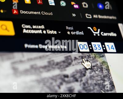 London, Großbritannien - 15. Juli 2024: Der Countdown der Amazon Italy Website zeigt den Prime Day, der in 33 Minuten und 14 Sekunden beginnt, und sorgt für Vorfreude auf das globale Shopping-Event Stockfoto