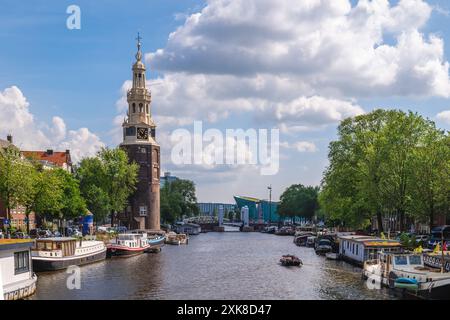 Montelbaanstoren, ein Turm am Ufer des Oudeschans, einem Kanal in Amsterdam, Niederlande Stockfoto