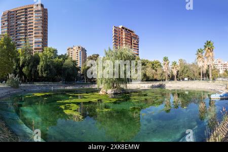 Kleiner See mit Brunnen Juan Pablo 2 Public Park, in der Nähe von Araucano Las Condes Viertel Santiago Chile Highrise Building Hintergrund, Blue City Skyline Stockfoto