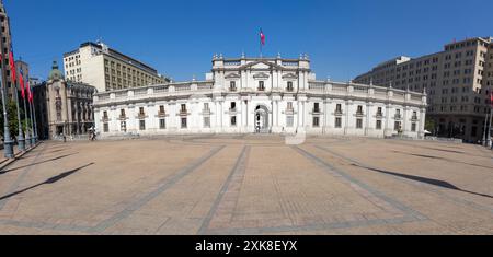 Palacio De La Moneda Präsidentenpalastgebäude, Panoramablick Von Vorne, Stadtzentrum Von Santiago Chile, Skyline Der Stadt Stockfoto