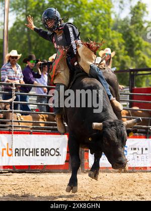 Erin, Kanada. Juli 2024. Ein Cowboy tritt am 21. Juli 2024 bei der RAM Rodeo Tour 2024 in Erin, Ontario, Kanada, an. Quelle: Zou Zheng/Xinhua/Alamy Live News Stockfoto