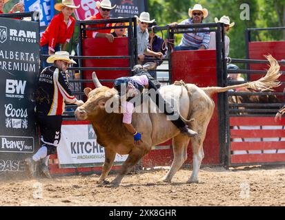 Erin, Kanada. Juli 2024. Ein Cowboy tritt am 21. Juli 2024 bei der RAM Rodeo Tour 2024 in Erin, Ontario, Kanada, an. Quelle: Zou Zheng/Xinhua/Alamy Live News Stockfoto