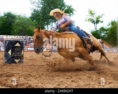 Erin, Kanada. Juli 2024. Ein Cowgirl tritt am 21. Juli 2024 bei der RAM Rodeo Tour 2024 in Erin, Ontario, Kanada, an. Quelle: Zou Zheng/Xinhua/Alamy Live News Stockfoto