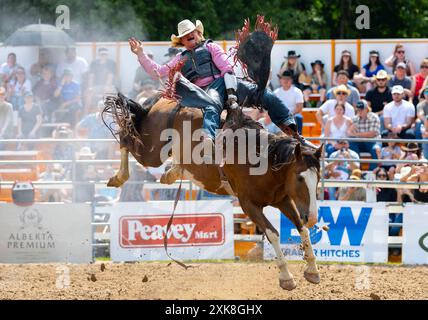 Erin, Kanada. Juli 2024. Ein Cowboy tritt am 21. Juli 2024 bei der RAM Rodeo Tour 2024 in Erin, Ontario, Kanada, an. Quelle: Zou Zheng/Xinhua/Alamy Live News Stockfoto