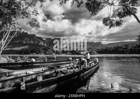 Menschen auf einem Kanu der Curiara am Carrao River, Orchid Island, Canaima National Park, Venezuela Stockfoto