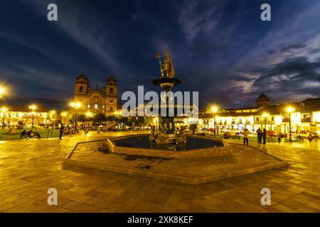 Cusco, Peru: Dramatischer Nachtblick auf die plaza de armas in der Kolonialzeit von Cusco in der Abenddämmerung mit der Kirche der Gesellschaft Jesu in Peru in den Anden Stockfoto