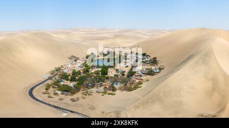 Huacachina, Peru: Luftaufnahme der Huacachina-Oase in der Sandwüste bei Ica in Peru in Südamerika. Stockfoto