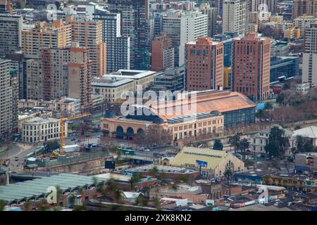 Blick von oben vom Cerro San Cristobal auf die Stadt Santiago de Chile, historischer Bahnhof Mapocho. Stockfoto