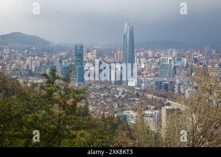 Blick von oben vom Cerro San Cristobal auf die Stadt Santiago de Chile. Gran Santiago Costanera Wolkenkratzer und die Anden Stockfoto