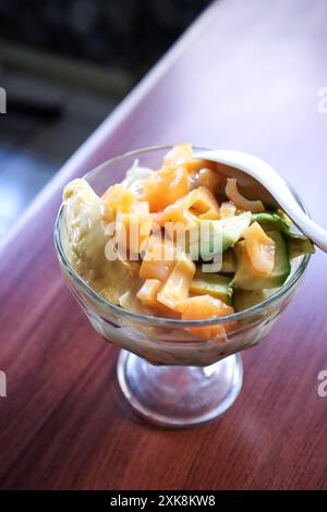 Es Teler Durian, frisches indonesisches Dessert aus Kokosmilch mit Jackfrucht, Avocado und Durian Topping. Beliebtes Street Food Stockfoto