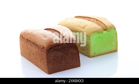 Schokolade und Pandan Loaf Chiffon Kuchen, isoliert auf weißem Tisch Stockfoto