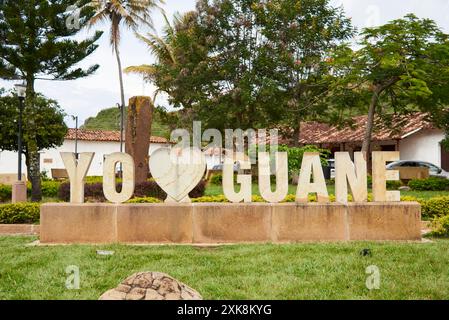 Guane, Santander, Kolumbien; 26. November 2022: In Stein gehauene Briefe mit der Botschaft I love Guane, Skulptur auf dem Hauptplatz dieses Tou Stockfoto