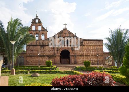 Frontalansicht der Fassade des Santa Lucia de Guane Sanctuary, einer kleinen katholischen Steinkapelle mit kolonialer Architektur, in Guane, Santander, Colombi Stockfoto