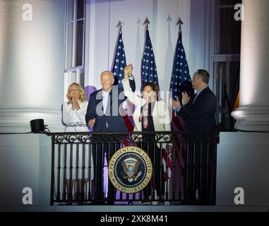 (240722) -- PEKING, 22. Juli 2024 (Xinhua) -- US-Präsident Joe Biden und US-Vizepräsident Kamala Harris sehen das Feuerwerk am Unabhängigkeitstag im Weißen Haus in Washington, DC, USA, 4. Juli 2024. US-Präsident Joe Biden kündigte am Sonntag seine Absicht an, aus dem Präsidentschaftswahlkampf auszusteigen, nachdem eine wachsende Zahl von Demokraten seit einer desaströsen Debatte Ende letzten Monats Bedenken über seine Lebensfähigkeit bei den Wahlen geäußert hatte. In einem anderen Posten sagte Biden, er wolle Vizepräsidentin Kamala Harris als Kandidat uneingeschränkt unterstützen und unterstützen Stockfoto