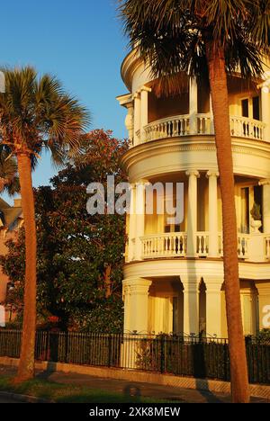 Eine geschwungene, drei verstaute Veranda schmückt ein historisches Haus in Charleston, South Carolina Stockfoto