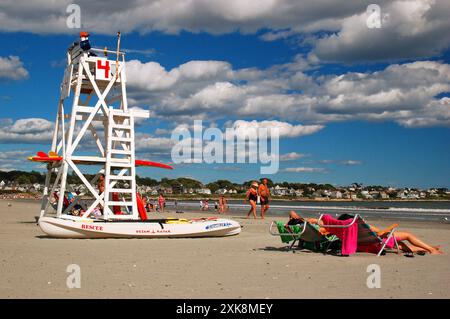 Ein Publikum genießt einen sonnigen Sommertag am Strand in Newport, Rhode Island Stockfoto