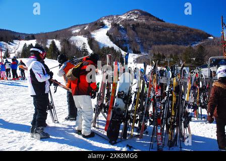 Skifahrer stellen ihre Ski auf einen Abstellplatz, um eine Pause von der Piste zu machen Stockfoto