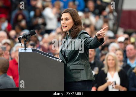 Detroit, Michigan, USA. Oktober 2022. Gouverneur GRETCHEN WHITMER spricht bei einer Wahlkundgebung der Michigan Democrats an der Renaissance High School. (Kreditbild: © Dominick Sokotoff/ZUMA Press Wire) NUR REDAKTIONELLE VERWENDUNG! Nicht für kommerzielle ZWECKE! Stockfoto