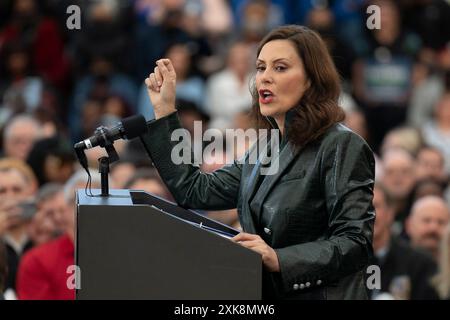 Detroit, Michigan, USA. Oktober 2022. Gouverneur GRETCHEN WHITMER spricht bei einer Wahlkundgebung der Michigan Democrats an der Renaissance High School. (Kreditbild: © Dominick Sokotoff/ZUMA Press Wire) NUR REDAKTIONELLE VERWENDUNG! Nicht für kommerzielle ZWECKE! Stockfoto