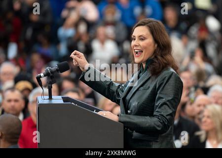 Detroit, Michigan, USA. Oktober 2022. Gouverneur GRETCHEN WHITMER spricht bei einer Wahlkundgebung der Michigan Democrats an der Renaissance High School. (Kreditbild: © Dominick Sokotoff/ZUMA Press Wire) NUR REDAKTIONELLE VERWENDUNG! Nicht für kommerzielle ZWECKE! Stockfoto