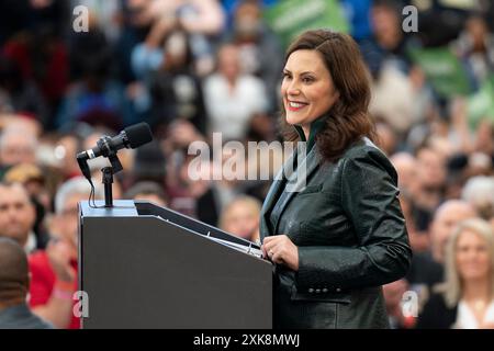 Detroit, Michigan, USA. Oktober 2022. Gouverneur GRETCHEN WHITMER spricht bei einer Wahlkundgebung der Michigan Democrats an der Renaissance High School. (Kreditbild: © Dominick Sokotoff/ZUMA Press Wire) NUR REDAKTIONELLE VERWENDUNG! Nicht für kommerzielle ZWECKE! Stockfoto