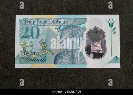 Pyramide, Kriegswagen und Statue der Göttin Isis. Porträt aus Ägypten 20-Pfund-Banknote-Großaufnahme Stockfoto