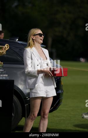 Schauspielerin Sophie Turner präsentiert die Preise beim Finale der British Open Polo Championship im Cowdray Park Polo Club Stockfoto