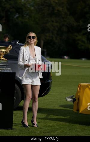 Schauspielerin Sophie Turner präsentiert die Preise beim Finale der British Open Polo Championship im Cowdray Park Polo Club Stockfoto