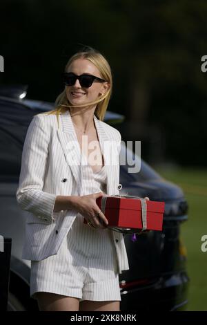 Schauspielerin Sophie Turner präsentiert die Preise beim Finale der British Open Polo Championship im Cowdray Park Polo Club Stockfoto