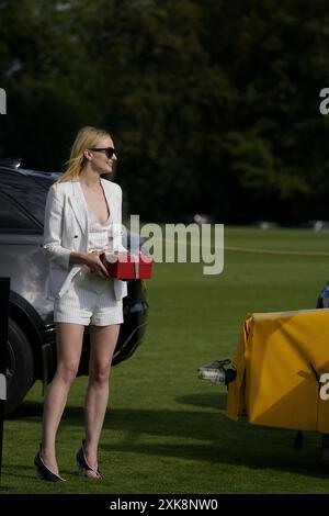 Schauspielerin Sophie Turner präsentiert die Preise beim Finale der British Open Polo Championship im Cowdray Park Polo Club Stockfoto