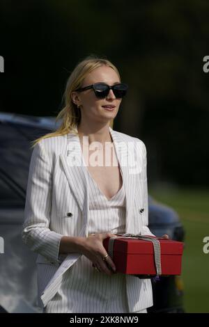 Schauspielerin Sophie Turner präsentiert die Preise beim Finale der British Open Polo Championship im Cowdray Park Polo Club Stockfoto