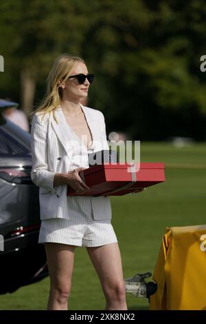 Schauspielerin Sophie Turner präsentiert die Preise beim Finale der British Open Polo Championship im Cowdray Park Polo Club Stockfoto