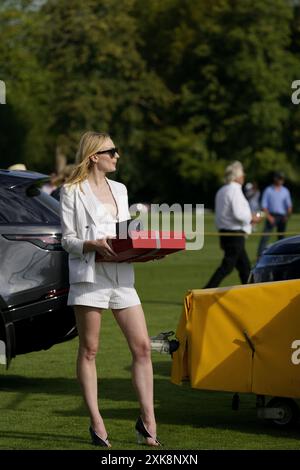 Schauspielerin Sophie Turner präsentiert die Preise beim Finale der British Open Polo Championship im Cowdray Park Polo Club Stockfoto