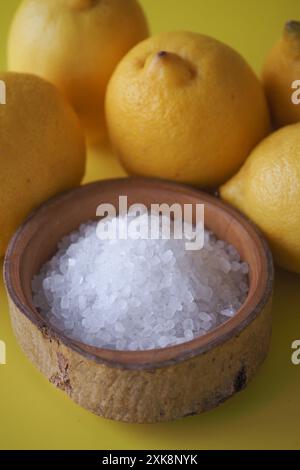 Grobes Salz und Zitrone auf dem Tisch Stockfoto