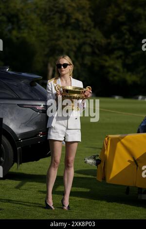 Schauspielerin Sophie Turner präsentiert den Gold Cup im Cowdray Park Polo Club für die British Open Polo Championship Stockfoto