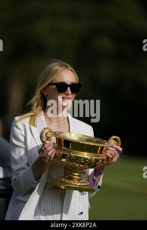 Schauspielerin Sophie Turner präsentiert den Gold Cup im Cowdray Park Polo Club für die British Open Polo Championship Stockfoto