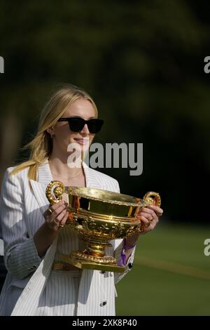 Schauspielerin Sophie Turner präsentiert den Gold Cup im Cowdray Park Polo Club für die British Open Polo Championship Stockfoto