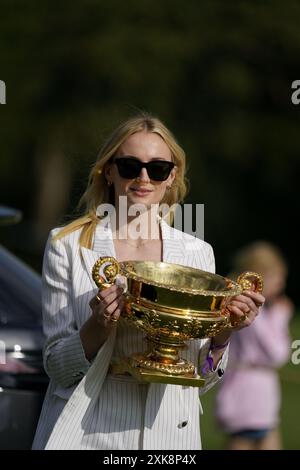 Schauspielerin Sophie Turner präsentiert den Gold Cup im Cowdray Park Polo Club für die British Open Polo Championship Stockfoto