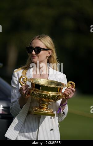 Schauspielerin Sophie Turner präsentiert den Gold Cup im Cowdray Park Polo Club für die British Open Polo Championship Stockfoto