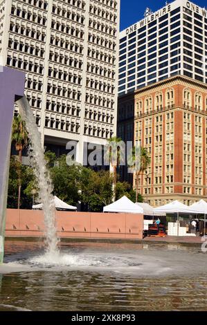 Ein violetter Brunnen sprudelt am Pershing Square, umgeben von den Wolkenkratzern der Innenstadt von Los Angeles Stockfoto