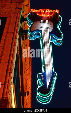 Eine Neongitarre hängt über dem Hard Rock Café Restaurant in Seattle Stockfoto